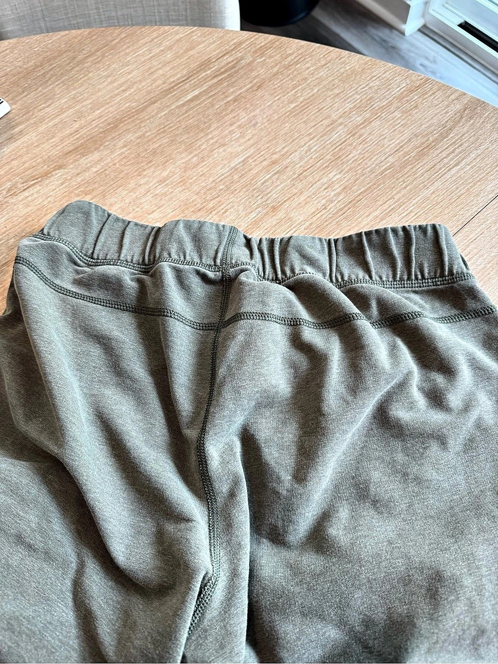 Lululemon Pleated Tapered Jogger Olive Green Pants-Preloved - Picture 7 of 7